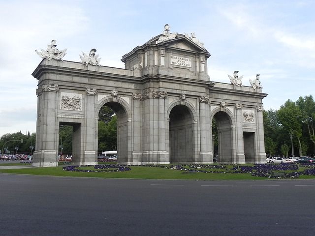 puerta-de-alcala-3863372_640.jpg